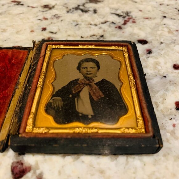 1/6th Plate Ambrotype Daguerreotype Of A Young Girl with Short Hair - Picture 2 of 4